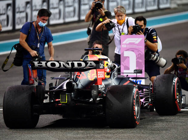 Max Verstappen (Red Bull RB16B) parkt nach seinem WM-Gewinn in Abu Dhabi vor der 1