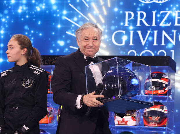 FIA-Präsident Jean Todt erhält als Abschiedsgeschenk die Helme aller Formel-1-Fahrer