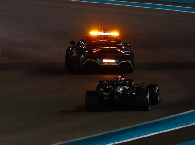 Lewis Hamilton hinter de Safety-Car: Wäre ein Rennabbruch besser gewesen? Lewis Hamilton hinter de Safety-Car: Wäre ein Rennabbruch besser gewesen?