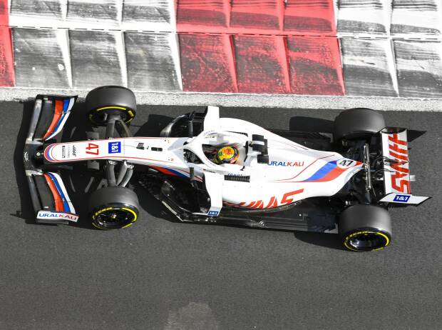 Mick Schumacher im Haas VF-21 der Formel-1-Saison 2021 beim Test in Abu Dhabi