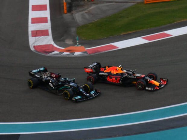 Max Verstappen (Red Bull RB16B) kämpft mit Lewis Hamilton (Mercedes W12) beim Formel-1-Rennen in Abu Dhabi 2021