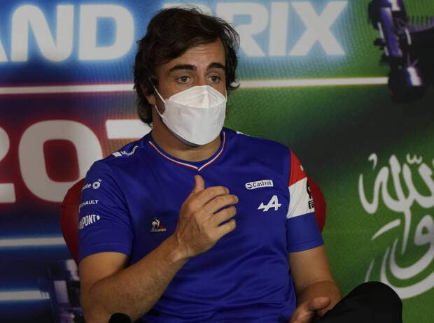 Fernando Alonso (Alpine) in der Pressekonferenz von Saudi-Arabien