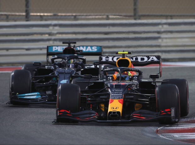 Sergio Perez (Red Bull RB16B) vor Lewis Hamilton (Mercedes W12) beim Formel-1-Rennen in Abu Dhabi 2021