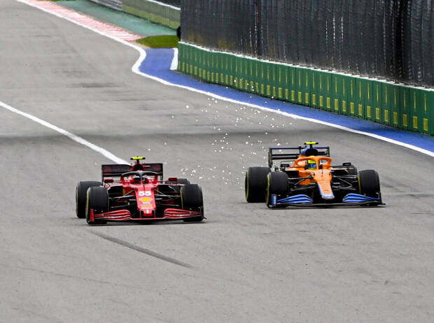 Carlos Sainz (Ferrari SF21) und Lando Norris (McLaren MCL35M) beim Formel-1-Rennen in Russland 2021 Carlos Sainz (Ferrari SF21) und Lando Norris (McLaren MCL35M) beim Formel-1-Rennen in Russland 2021