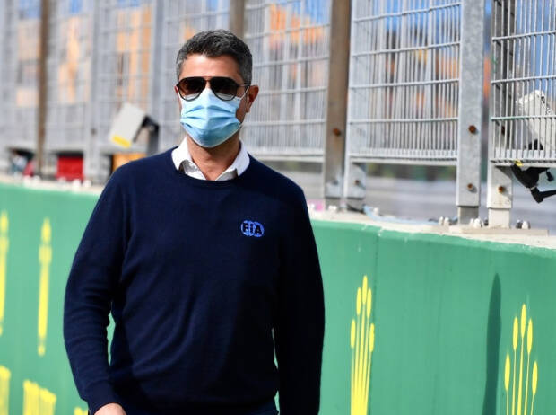 FIA-Rennleiter Michael Masi begehz die Formel-1-Strecke von Istanbul