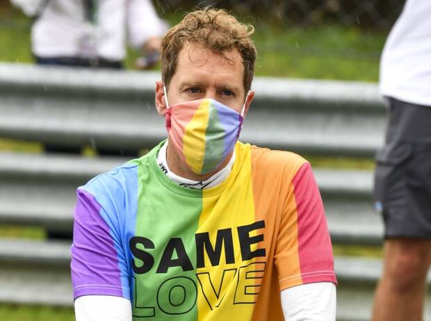 Sebastian Vettel im Regenbogen-T-Shirt beim Formel-1-Rennen in Ungarn 2021 Sebastian Vettel im Regenbogen-T-Shirt beim Formel-1-Rennen in Ungarn 2021