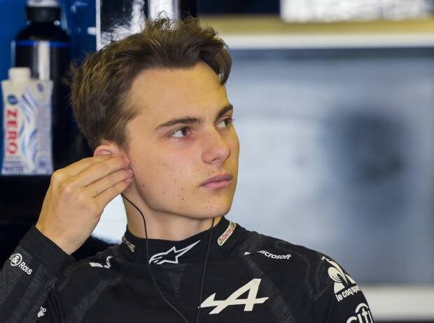 Oscar Piastri in der Alpine-Box beim Formel-1-Test in Abu Dhabi 2021 Oscar Piastri in der Alpine-Box beim Formel-1-Test in Abu Dhabi 2021