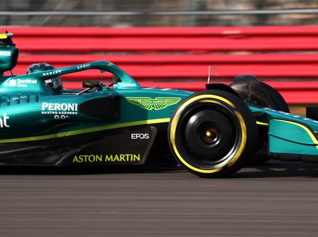 Lance Stroll beim Shakedown des Aston Martin AMR22 in Silverstone vor der Formel-1-Saison 2022 Lance Stroll beim Shakedown des Aston Martin AMR22 in Silverstone vor der Formel-1-Saison 2022