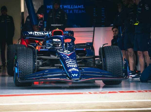 Nicholas Latifi im neuen Williams FW44 bei dessen Shakedown in Silverstone vor der Formel-1-Saison 2022 mit Regenreifen