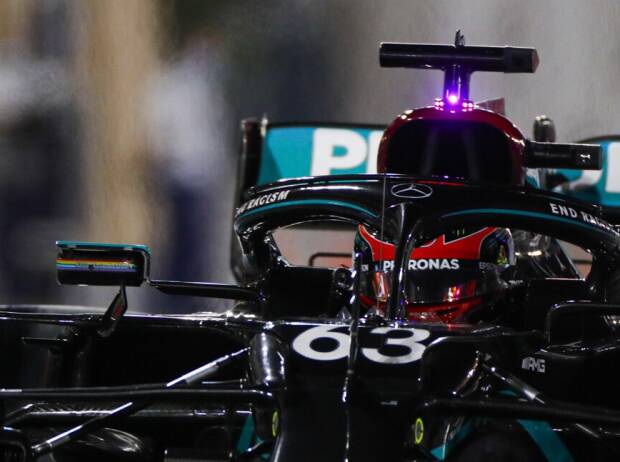 George Russell mit rotem Helm im Mercedes W11 beim Sachir-Grand-Prix 2020 der Formel 1 George Russell mit rotem Helm im Mercedes W11 beim Sachir-Grand-Prix 2020 der Formel 1