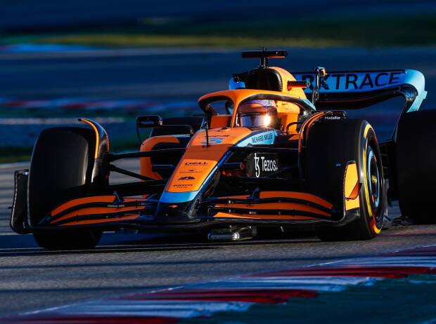 Daniel Ricciardo im McLaren MCL36 für die Formel-1-Saison 2022 bei untergehender Sonne