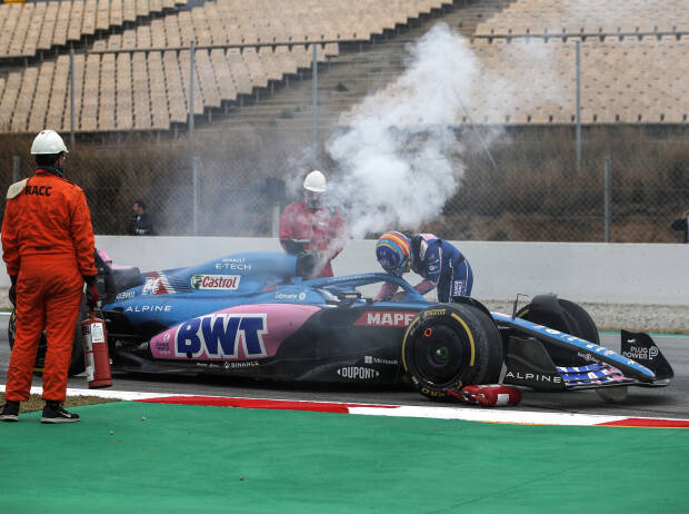 Fernando Alonso an seinem rauchenden Alpine A522