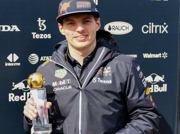 Redakteur Oleg Karpow überreicht Max Verstappen den Motorsport Total.com Award 2021