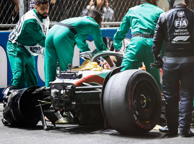 Mick Schumacher (Haas) wird von den Einsatzkräften in Saudi-Arabien geborgen Mick Schumacher (Haas) wird von den Einsatzkräften in Saudi-Arabien geborgen