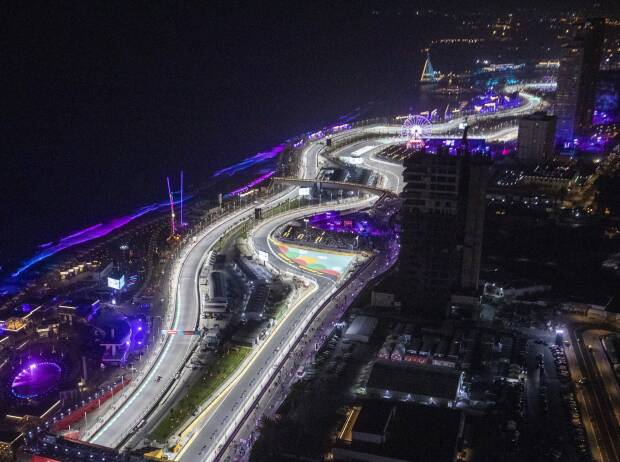 Blick auf die Formel-1-Rennstrecke in Dschidda bei Nacht
