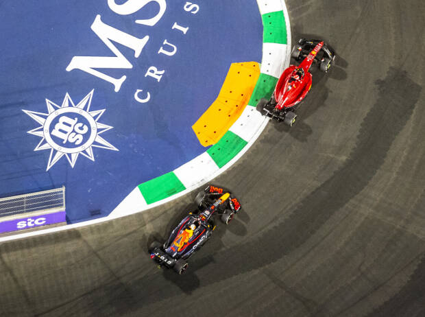 Charles Leclerc (Ferrari F1-75) & Max Verstappen (Red Bull RB18) beim Formel-1-Rennen in Saudi-Arabien 2022