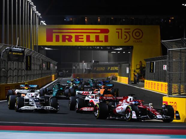 Formel-1-Autos 2022 in Dschidda vor großem Pirelli-Plakat Formel-1-Autos 2022 in Dschidda vor großem Pirelli-Plakat