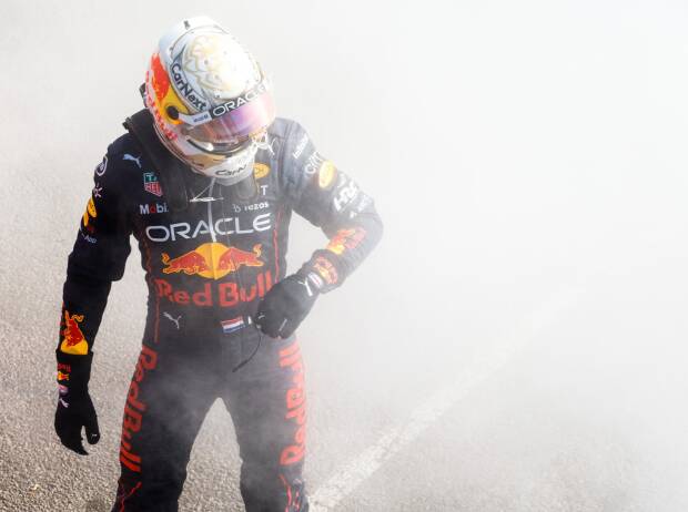 Max Verstappen nach dem Ausfall in Melbourne neben seinem qualmenden Red Bull RB18 Max Verstappen nach dem Ausfall in Melbourne neben seinem qualmenden Red Bull RB18