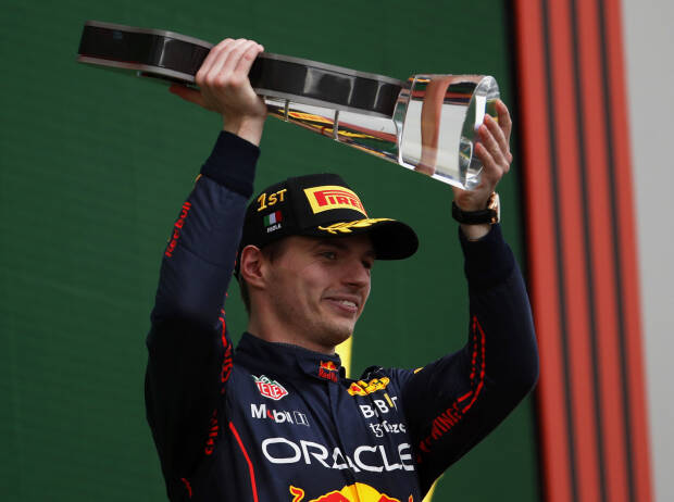 Max Verstappen (Red Bull) jubelt über den Sieg beim Formel-1-Rennen in Imola 2022