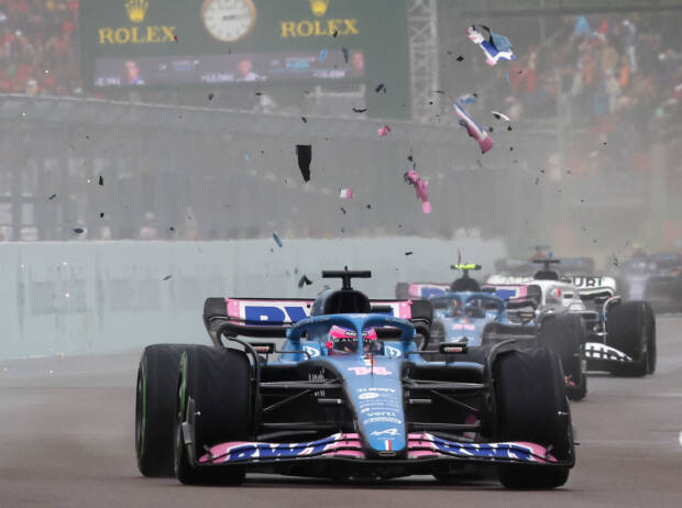 Lewis Hamilton (Mercedes W13) und Fernando Alonso (Alpine A522) beim Formel-1-Rennen in Imola 2022