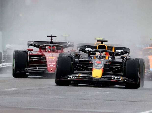 Die Startphase beim GP Emilia-Romagna 2022 in Imola: Max Verstappen im Red Bull vor Charles Leclerc im Ferrari