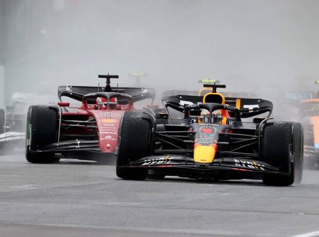 Die Startphase beim GP Emilia-Romagna 2022 in Imola: Max Verstappen im Red Bull vor Charles Leclerc im Ferrari Die Startphase beim GP Emilia-Romagna 2022 in Imola: Max Verstappen im Red Bull vor Charles Leclerc im Ferrari