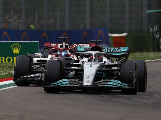 George Russell (Mercedes) und Valtteri Bottas (Alfa Romeo) beim Formel-1-Rennen in Imola 2022