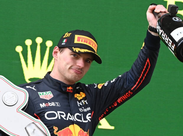 Max Verstappen bei der Siegerehrung nach dem Formel-1-Rennen in Imola 2022
