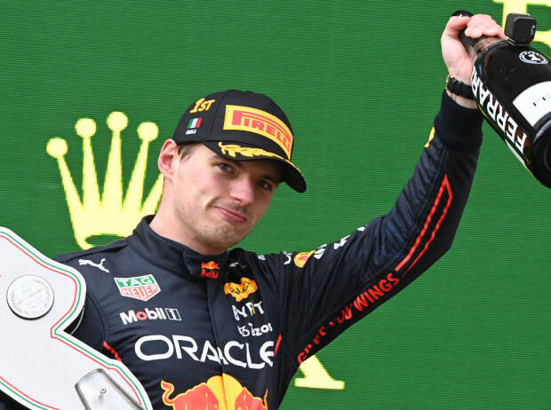 Max Verstappen bei der Siegerehrung nach dem Formel-1-Rennen in Imola 2022 Max Verstappen bei der Siegerehrung nach dem Formel-1-Rennen in Imola 2022