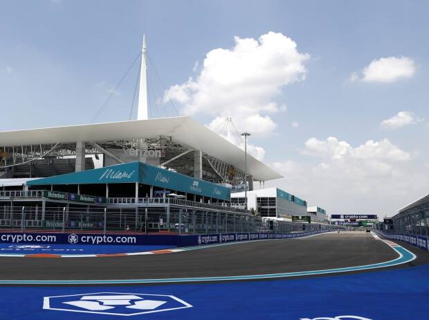 Die Zielgerade auf der Formel-1-Strecke in Miami mit dem Hard-Rock-Stadion als Kulisse