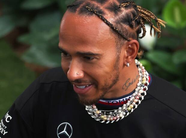 Lewis Hamilton mit Halskette, Ohrring und Nasenpiercing in Miami 2022 Lewis Hamilton mit Halskette, Ohrring und Nasenpiercing in Miami 2022