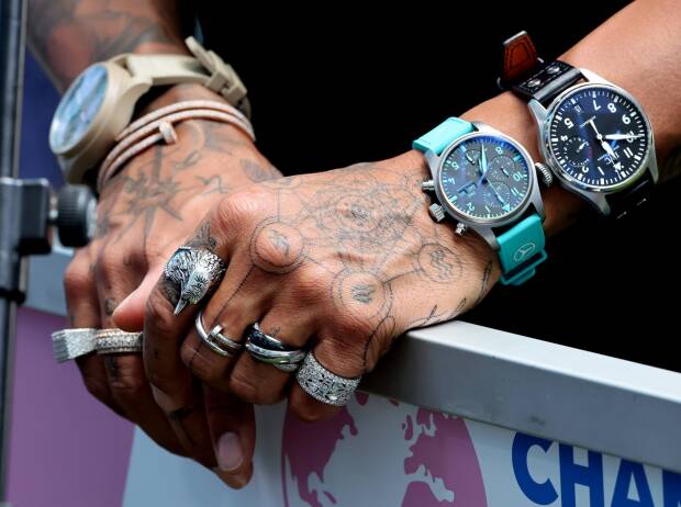 Die Hände und Arme von Formel-1-Fahrer Lewis Hamilton mit etlichen Ringen, Armbändern und Uhren