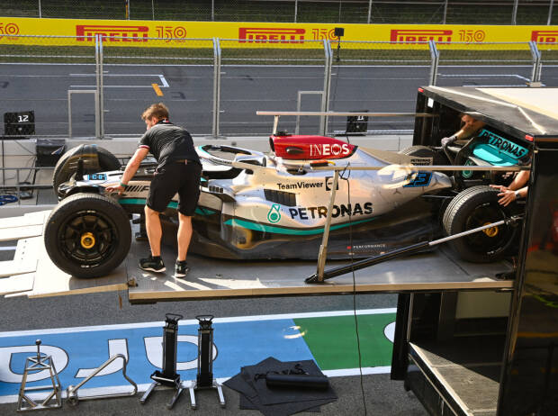 George Russells Mercedes W13 wird vor dem Formel-1-Rennen in Spanien verladen