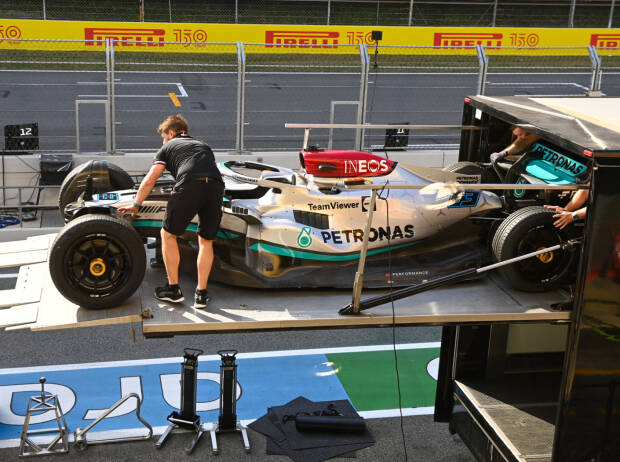 George Russells Mercedes W13 wird vor dem Formel-1-Rennen in Spanien verladen George Russells Mercedes W13 wird vor dem Formel-1-Rennen in Spanien verladen