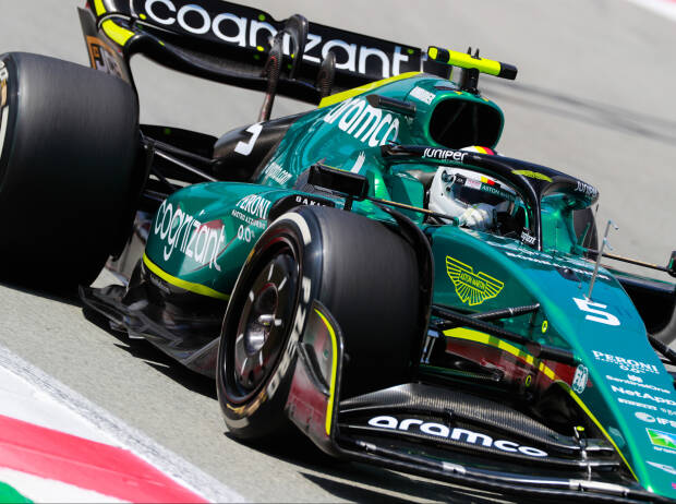Sebastian Vettel (Aston Martin AMR22) beim Training zum Formel-1-Rennen in Barcelona 2022