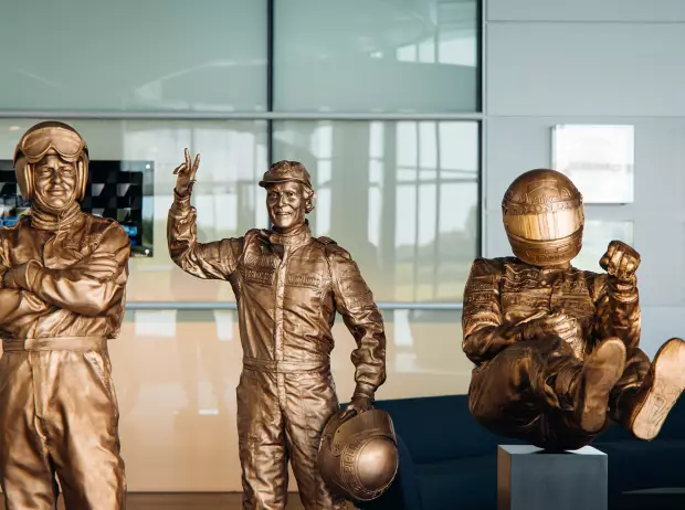 Foto zur News: McLaren ehrt Niki Lauda mit Bronzestatue in der Teamfabrik