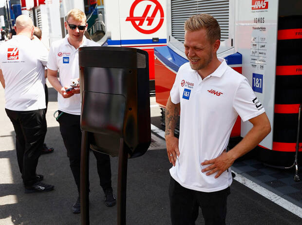 Kevin Magnussen am Paddock-Roboter Kevin Magnussen am Paddock-Roboter