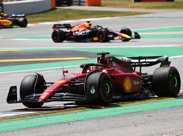Charles Leclerc (Ferrari) und Max Verstappen beim Qualifying zum Formel-1-Rennen in Spanien 2022