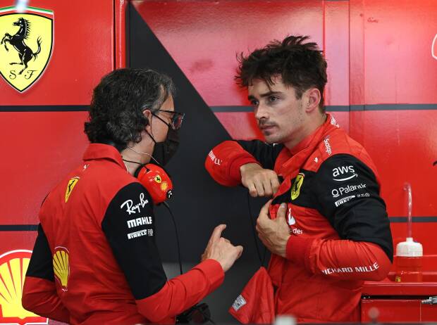Ferrari-Rennleiter Laurent Mekies im Gespräch mit Charles Leclerc