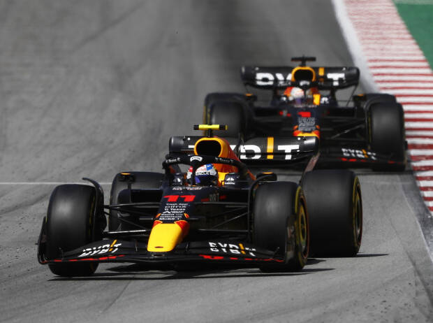 Sergio Perez vor Max Verstappen (Red Bull RB18) beim Formel-1-Rennen in Spanien 2022