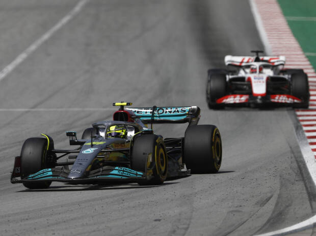 Lewis Hamilton (Mercedes W13) vor Kevin Magnussen (Haas Vf-22) beim Formel-1-Rennen in Spanien 2022