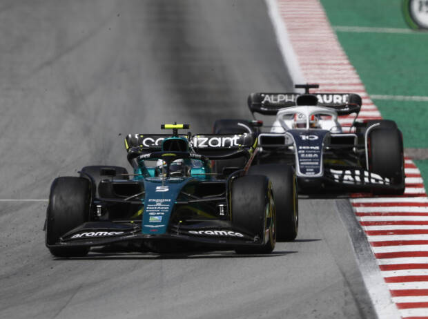 Sebastian Vettel (Aston Martin AMR22) vor Pierre Gasly (AlphaTauri AT03) beim Formel-1-Rennen in Barcelona 2022