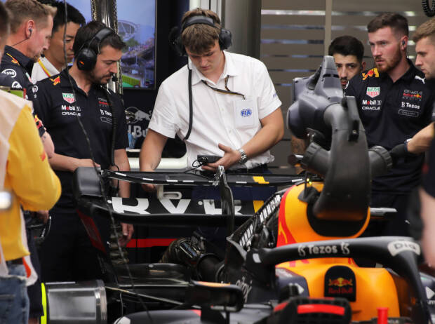 Am Heckflügel von Max Verstappen wird vor dem Formel-1-Rennen in Spanien gearbeitet Am Heckflügel von Max Verstappen wird vor dem Formel-1-Rennen in Spanien gearbeitet