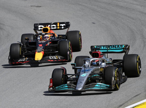 George Russell (Mercedes W13) vor Max Verstappen (Red Bull RB18) beim Formel-1-Rennen in Spanien 2022