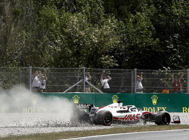 Kevin Magnussen (Haas) pflügt nach einer Kollision mit Lewis Hamiton beim Formel-1-Rennen in Spanien 2022 durch das Kiesbett