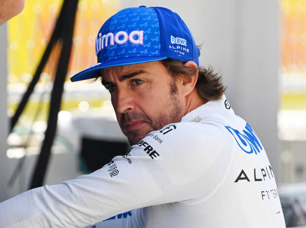 Fernando Alonso (Alpine) vor dem Formel-1-Rennen in Spanien 2022
