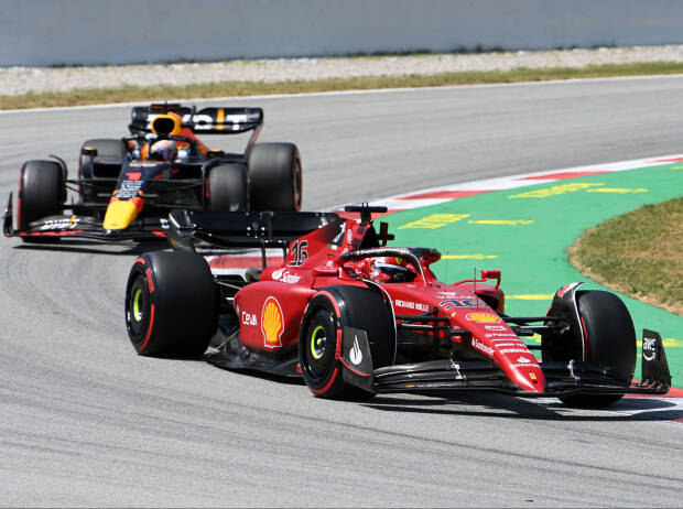 Charles Leclerc (Ferrari F1-75) vor Max Verstappen (Red Bull RB18) beim Formel-1-Rennen von Spanien 2022