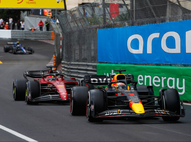 Max Verstappen (Red Bull) vor Charles Leclerc (Ferrari) beim Formel-1-Rennen in Monaco 2022 Max Verstappen (Red Bull) vor Charles Leclerc (Ferrari) beim Formel-1-Rennen in Monaco 2022