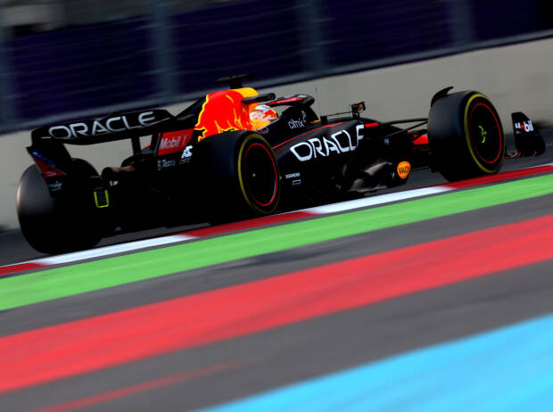 Max Verstappen (Red Bull RB18) im Training zum Formel-1-Rennen in Baku 2022