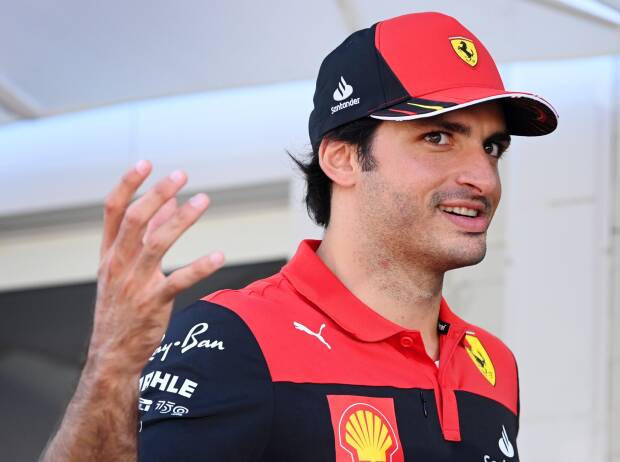 Carlos Sainz gestikuliert beim Formel-1-Rennen in Baku 2022